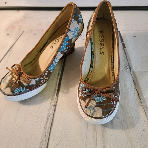 REBELS SNEAKER STYLE WEDGES. - Picture 2 of 9